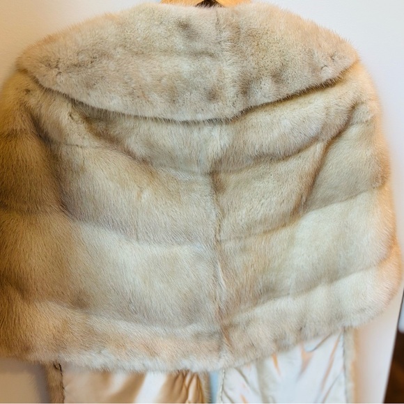 Vintage White Mink Shawl - Picture 6 of 9